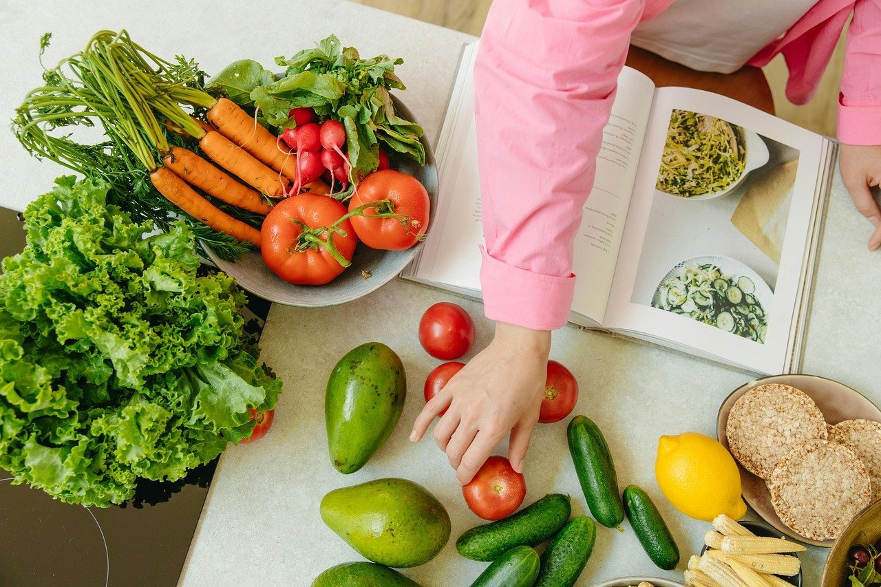 Varios tipos de verduras listos para preparar una receta. 